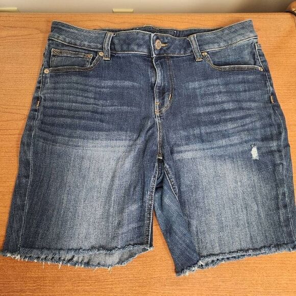 Maurices 16 Regular blue denim shorts. Measures approx 36 waist, 8 inseam and 10 - Picture 1 of 6